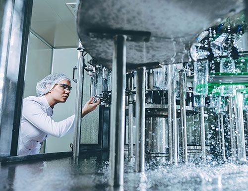 L’adoucisseur d’eau industriel permet d'obtenir une grande quantité d’eau adoucie, par exemple pour l'agroalimentaire.